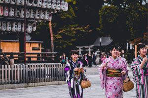 Verschiedene Kimono Farben getragen von 3 Frauen