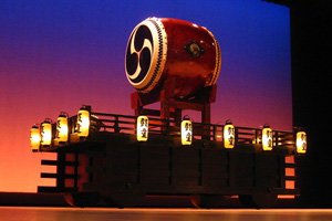 Traditionelle Taiko Trommel auf einer Bühne beleuchtet duch viele Laternen - Kimono Japanische Trommel