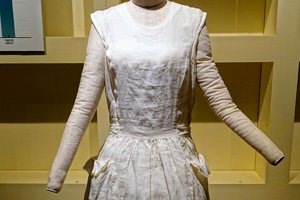 Kimono Juban an einer Schaufensterpuppe in einer Ausstellung.
