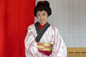 Frau im kakeshita Kimono