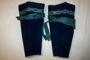 Japanische Fußbekleidung - schienbeinschutz in dunkelblau mit grünen stoffstreifen.
