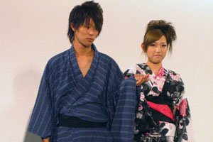 Mann im blauen yukata und frau in einem bunten yukata