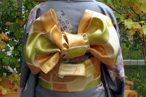 Fukuro Kimonogürtel getragen von einer Frau im Blauen Kimono