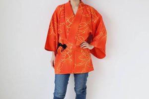 dochougi Kimono Jacke in Orange getragen von einer frau in jeans.