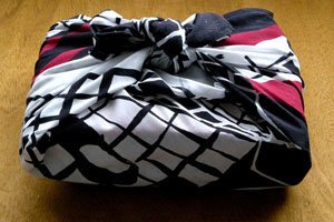 Eine Bento Box verpckt in einem Furoshiki