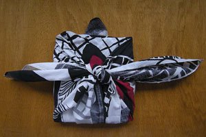 Gebundener Furoshiki Schwarz weiß auf holztisch.
