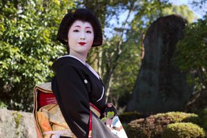 Geisha im Schwarzem Kimono.