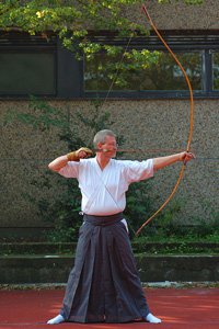 Bogenschütze mit einem Hakama