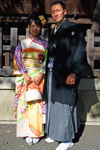 Hakama Hosenrock Tragendes Paar vor einem Schrein.