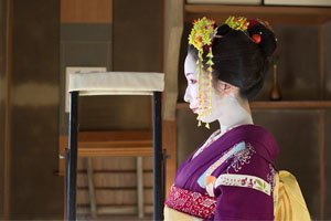 Hikizuri Kimono Geisha im Zimmer