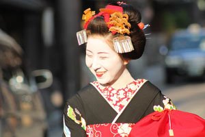 Hikizuri Kimono Lachende Geisha