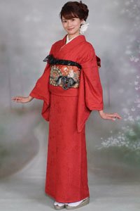 Roter Iro Muji Kimono mit Buntem Obi.