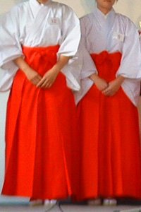 Frauen im Roten Hakama