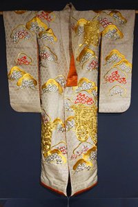 Uchikake mit goldenen mustern
